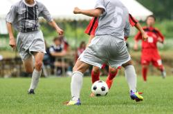 开云体育中国-足球比赛中球员展现远射功底