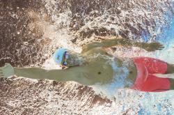 开云足球直播-赛道与球场，速度与韧性的双重奏