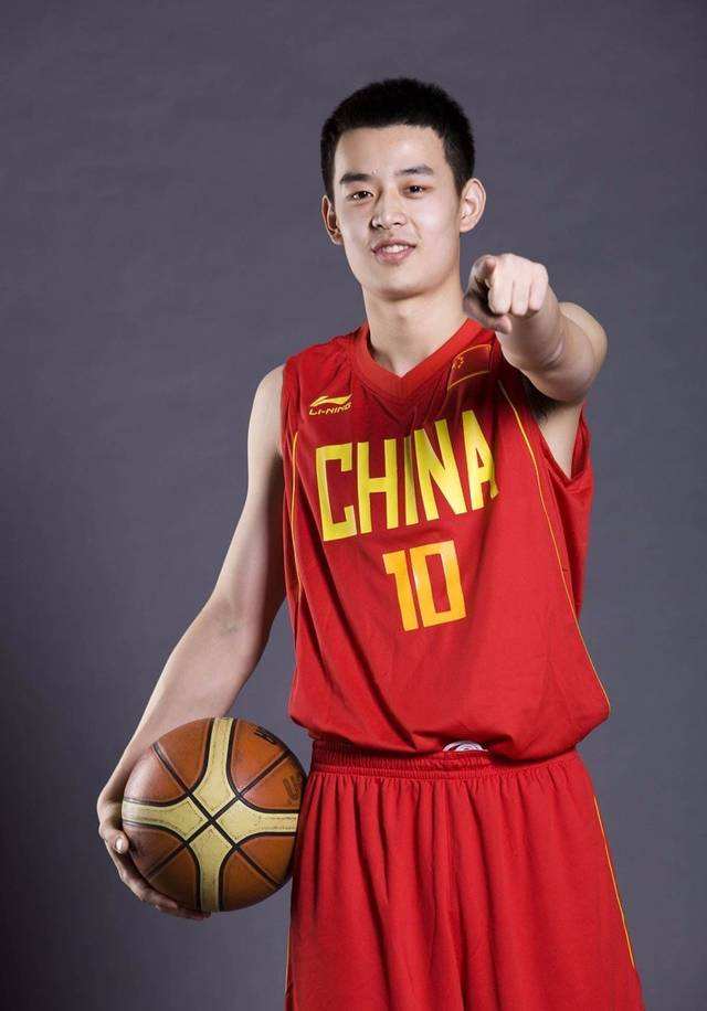 包含中国篮球运动员在赛场上展现出色实力的词条