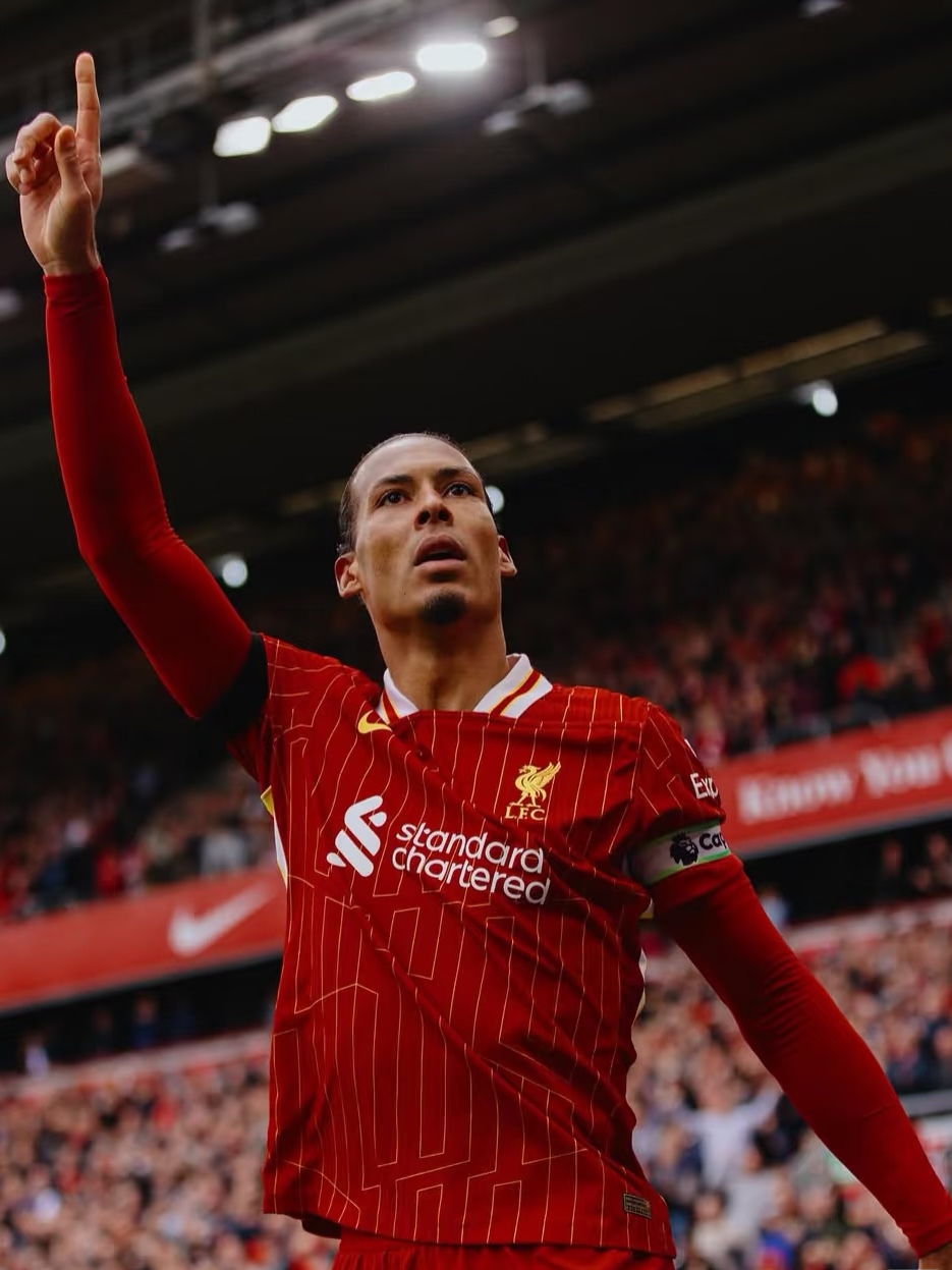 关于利物浦后卫范迪克伤愈归队,提升防线实力的信息 关于利物浦后卫范迪克伤愈归队,提升防线实力的信息