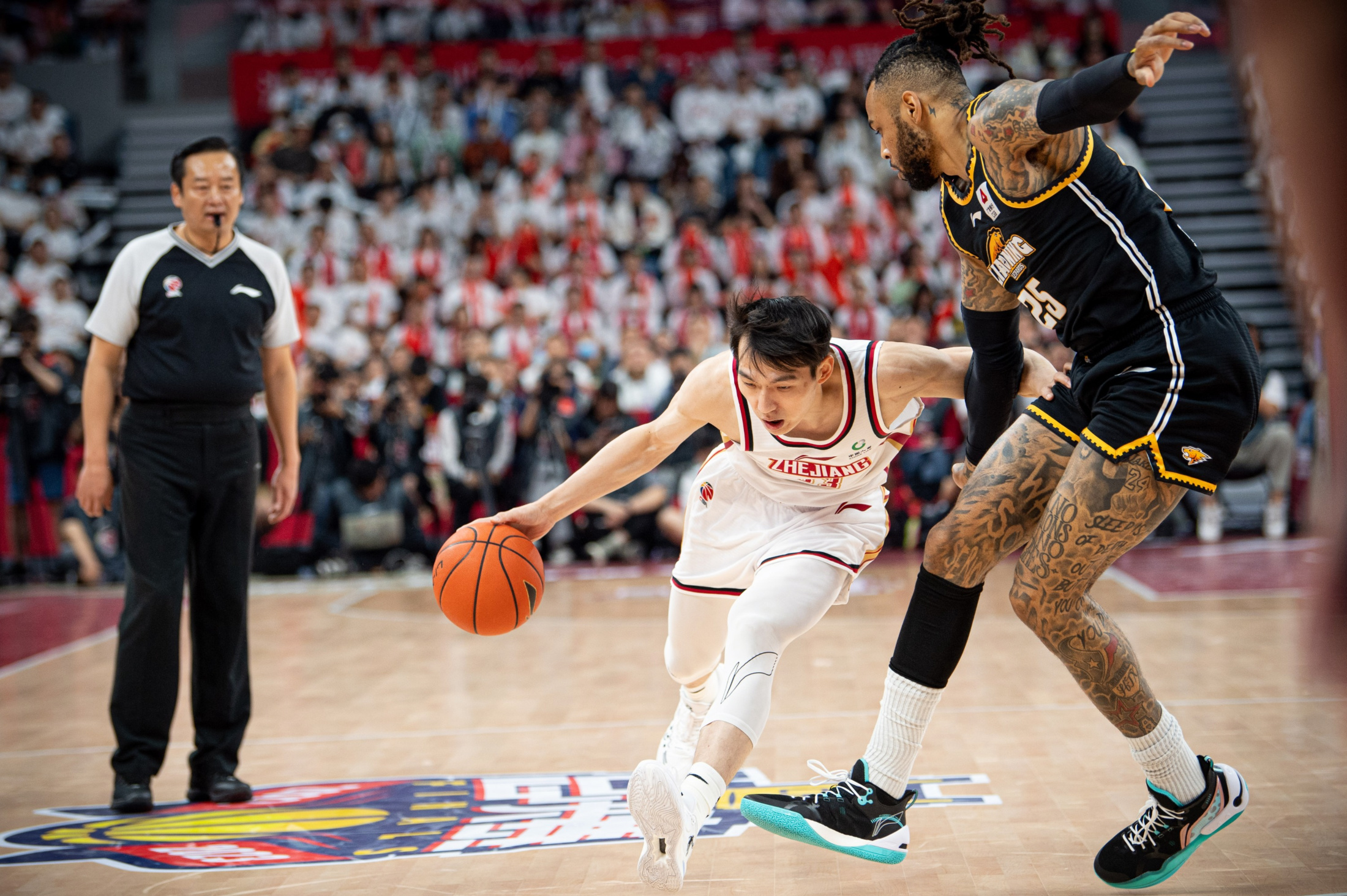 关于篮球赛事中一支实力超群的球队一路高歌猛进的信息