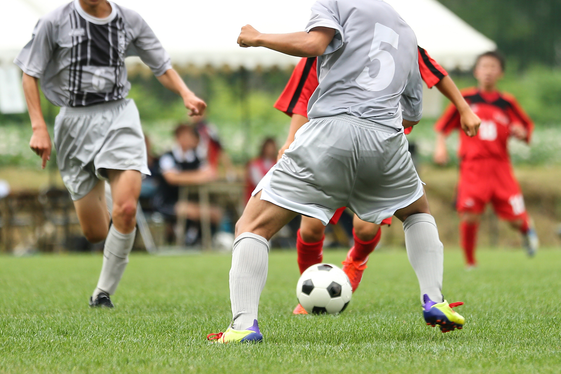 足球比赛中球员展现远射功底