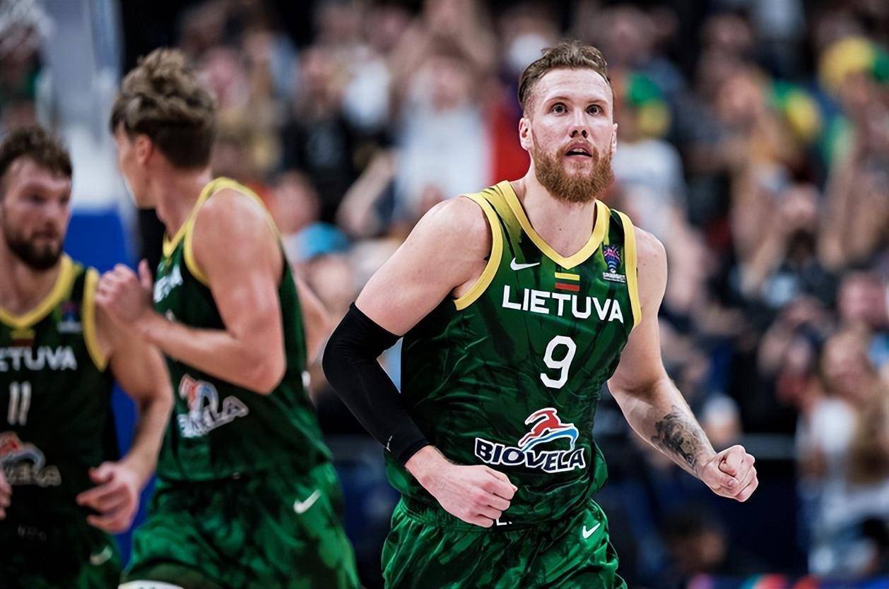 加拿大男篮险胜，艰难突围晋级淘汰赛