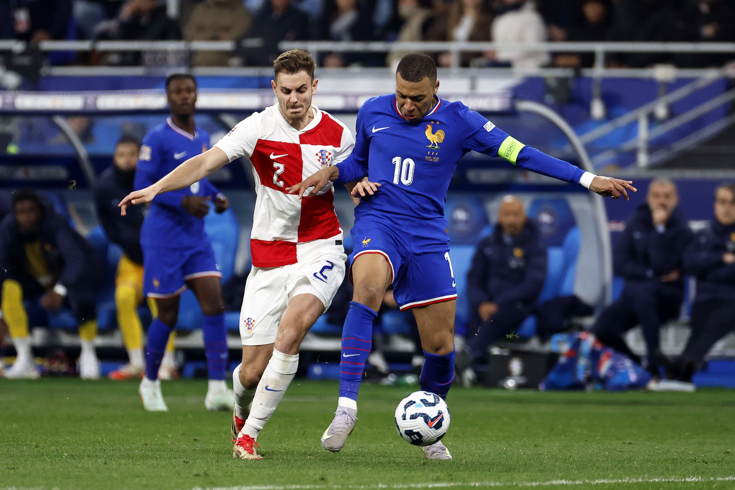 欧国联赛火热决战，球员备战全力