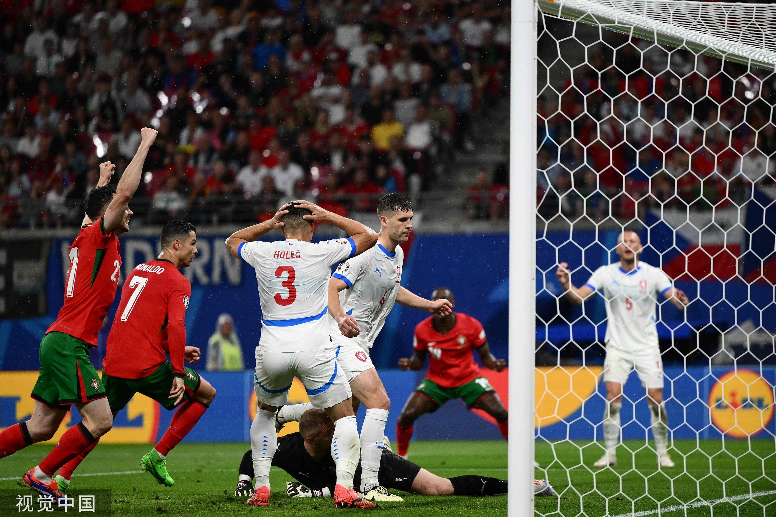 激烈对决！欧洲球队在场上燃烧热情的简单介绍