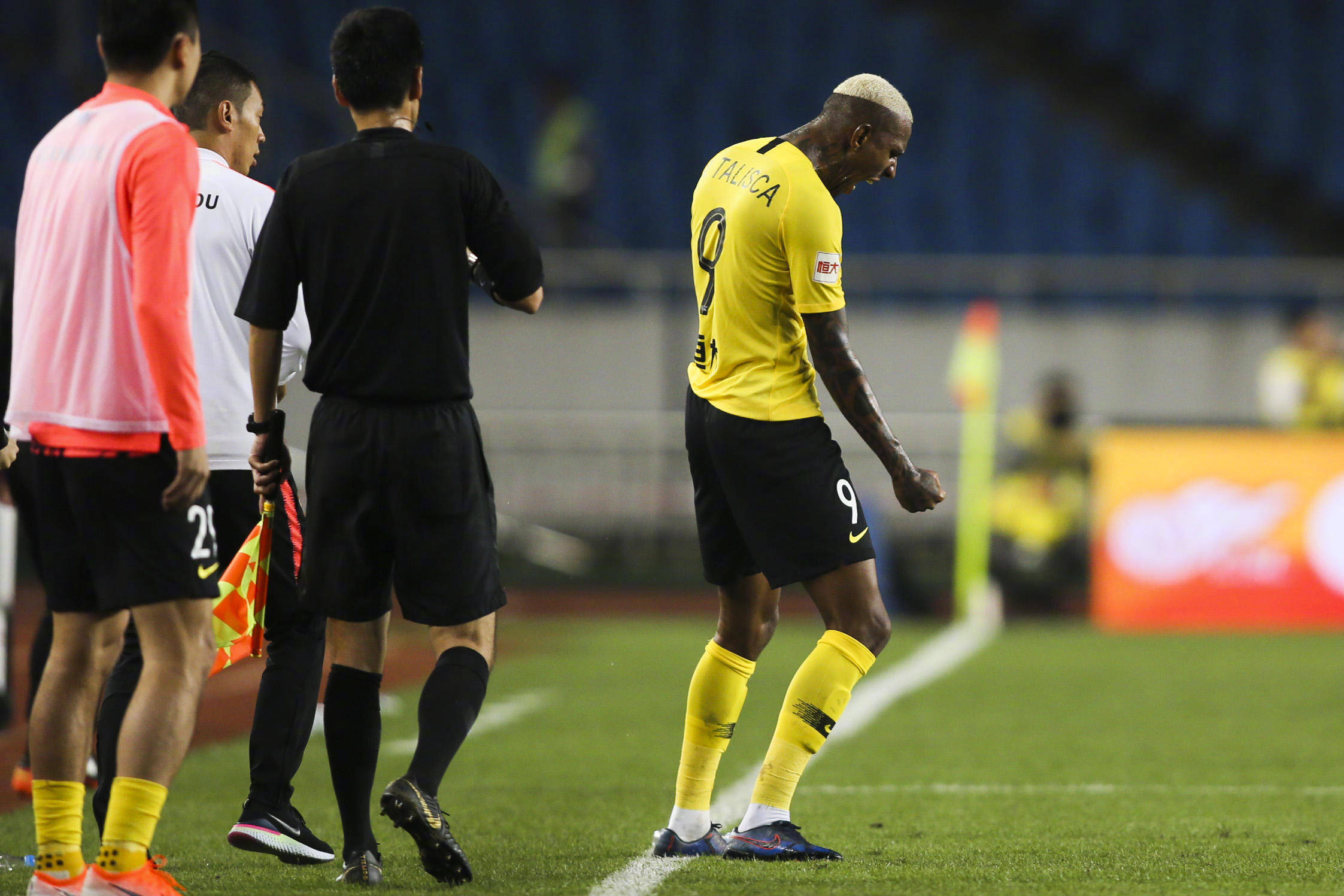 包含关键对决！广州恒大对阵江苏苏宁，胜者将傲视群雄的词条