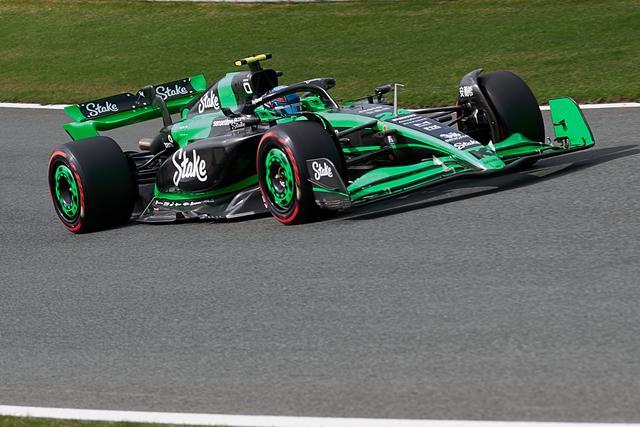 哈斯车队横扫索伯车队，汉密尔顿带队取胜