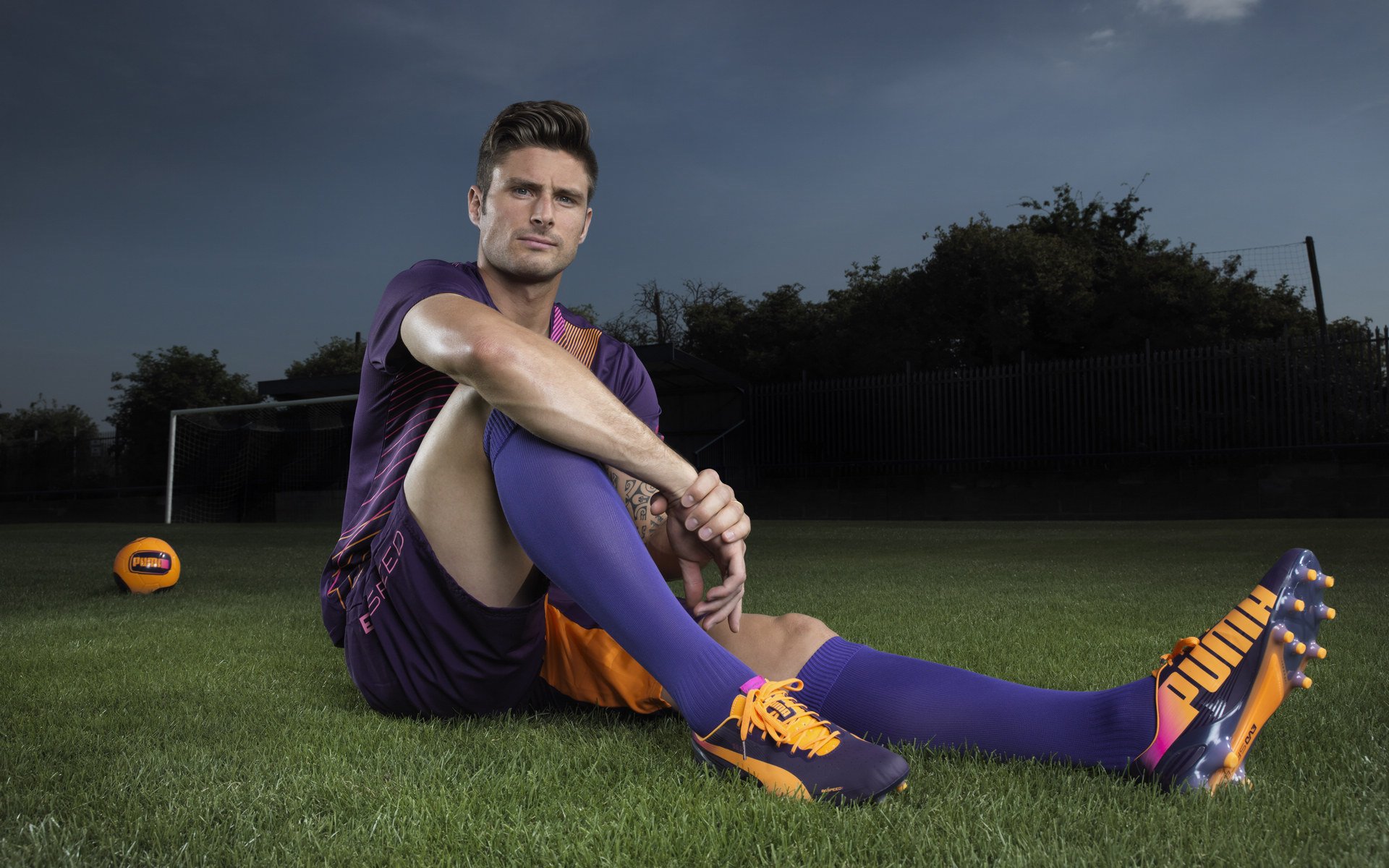 赛道烽火，阿斯顿马丁鏖战雷诺，勒克莱尔点燃赛场之夜